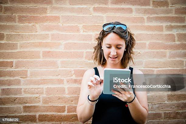 Perpleja Mujer Joven Con Tableta Digital Foto de stock y más banco de imágenes de Adolescencia - Adolescencia, Adolescente, Adulto