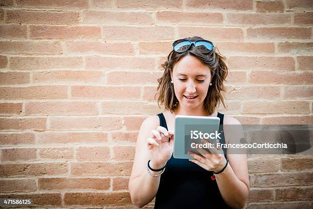 Photo libre de droit de Bewildered Jeune Femme Avec Tablette Numérique banque d'images et plus d'images libres de droit de Adolescence - Adolescence, Adolescent, Adulte