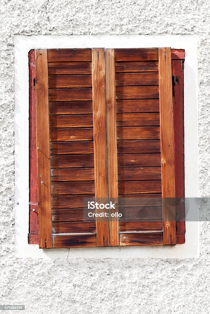 Drewniane okna z zamknięte rolety - Zbiór zdjęć royalty-free (Bez ludzi)