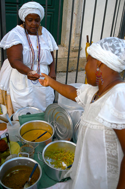 baiana brasileño acaraje vendedores venden en salvador bahia brasil - akara fotografías e imágenes de stock