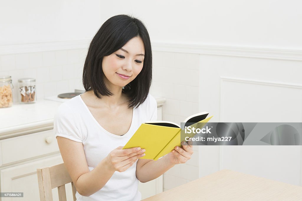 Женщина, который читает книгу - Стоковые фото 20-29 лет роялти-фри