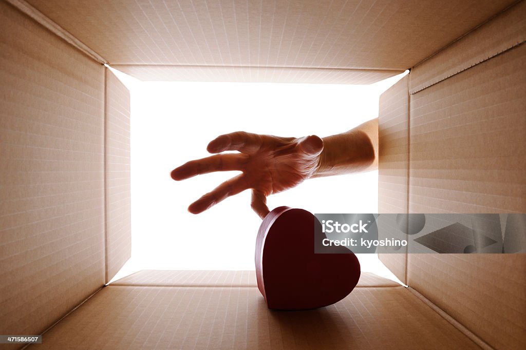 Удивлен Красная Подарочная коробка в форме сердца - Стоковые фото Ящик роялти-фри