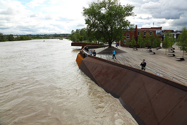 река боу наводнение - flood bridge calgary alberta стоковые фото и изображения