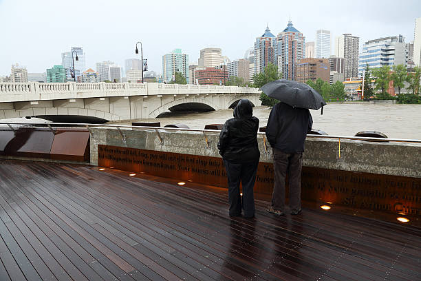 река боу наводнение - flood bridge calgary alberta стоковые фото и изображения