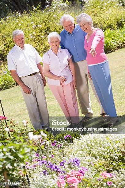Grupa Starszych Przyjaciół W Garden - zdjęcia stockowe i więcej obrazów Grupa ludzi - Grupa ludzi, Senior, Kwiat - Roślina