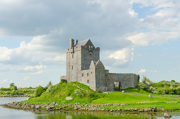 château de dunguaire, en irlande - kinvara photos et images de collection