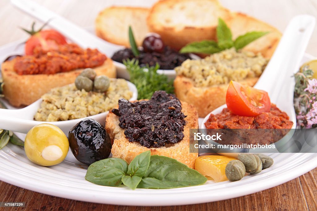 Variedad de pan tostado con tapenade - Foto de stock de Aceituna libre de derechos