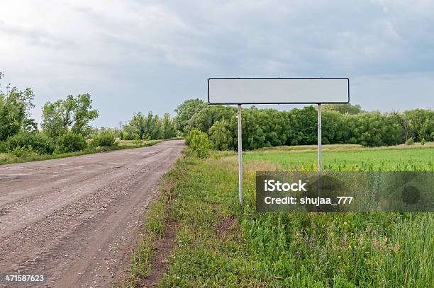 Foto de Branco Sinal De Estrada Em Branco e mais fotos de stock de Amarelo - Amarelo, Arbusto, Azul