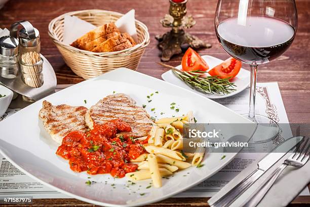 Chuleta De Cerdo Foto de stock y más banco de imágenes de Alimento - Alimento, Barbacoa - Comida, Bistec