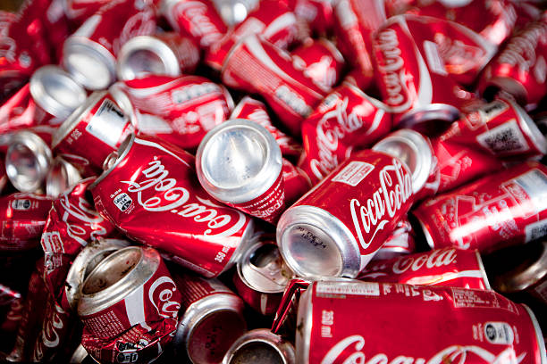 recykling puszek coca cola - cappy zdjęcia i obrazy z banku zdjęć