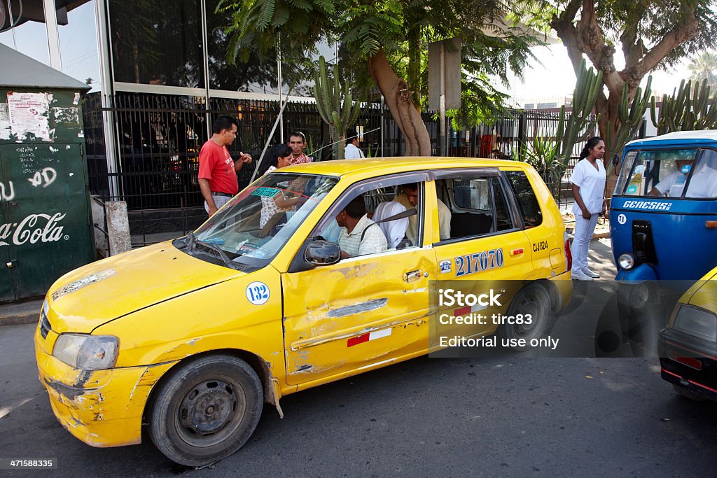 Collectivo e tuktuks táxi em Rua Peruana - Royalty-free Amarelo Foto de stock