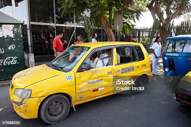 Foto de Collectivo Táxi E Tuktuks Na Rua Peruana e mais fotos de stock de Amarelo - Amarelo, Auto-Rickshaws, Cidade