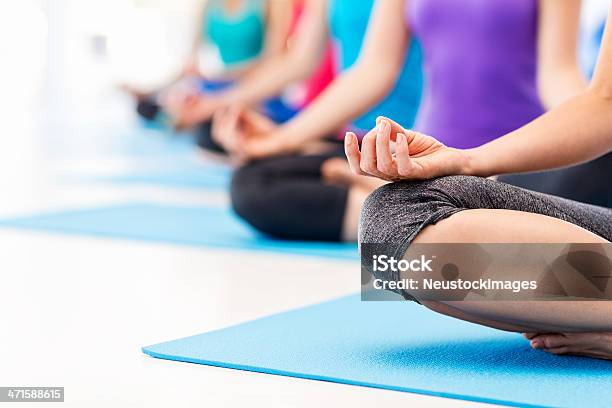 Mulher E Amigos Praticar Yoga De Clube De Saúde - Fotografias de stock e mais imagens de Ioga - Ioga, Clube de Saúde, Ginásio