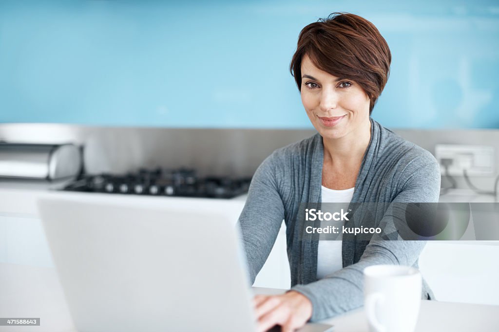 Obtenção de receitas online - Foto de stock de Trabalhar em Casa royalty-free