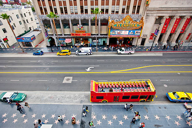 hollywood boulevard, excursiones en autobús y cines el capitán - editorial tourist travel destinations bus fotografías e imágenes de stock