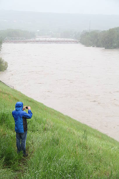 rio bow cheia - calgary bridge flood alberta imagens e fotografias de stock