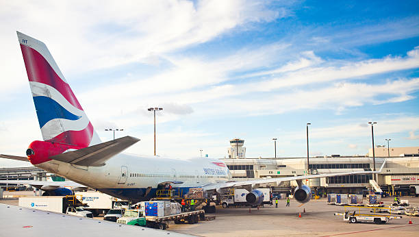 jet no terminal - boeing 747 airplane commercial airplane jet - fotografias e filmes do acervo