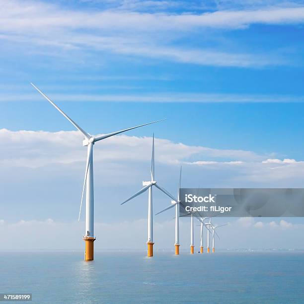 Elektrische Windturbinen Auf See Stockfoto und mehr Bilder von Meer - Meer, Windkraftanlage, Windenergie