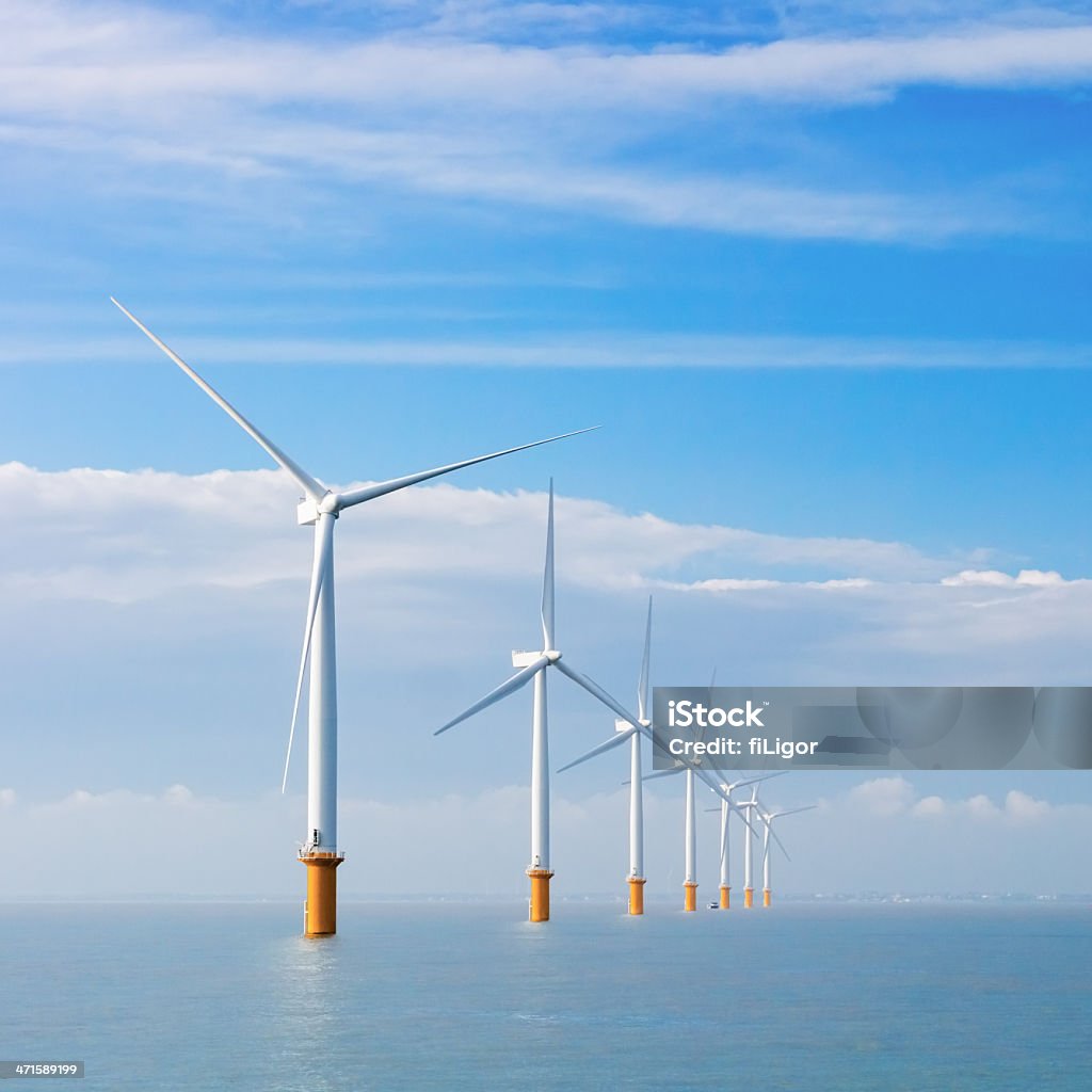 Электрические ветра турбины на море - Стоковые фото Море роялти-фри