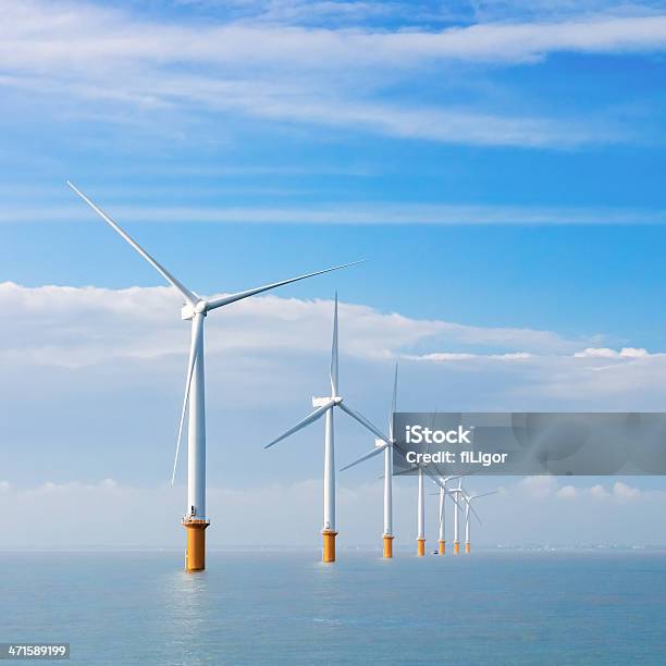 Электрические Ветра Турбины На Море — стоковые фотографии и другие картинки Море - Море, Ветряная электростанция, Энергия ветра