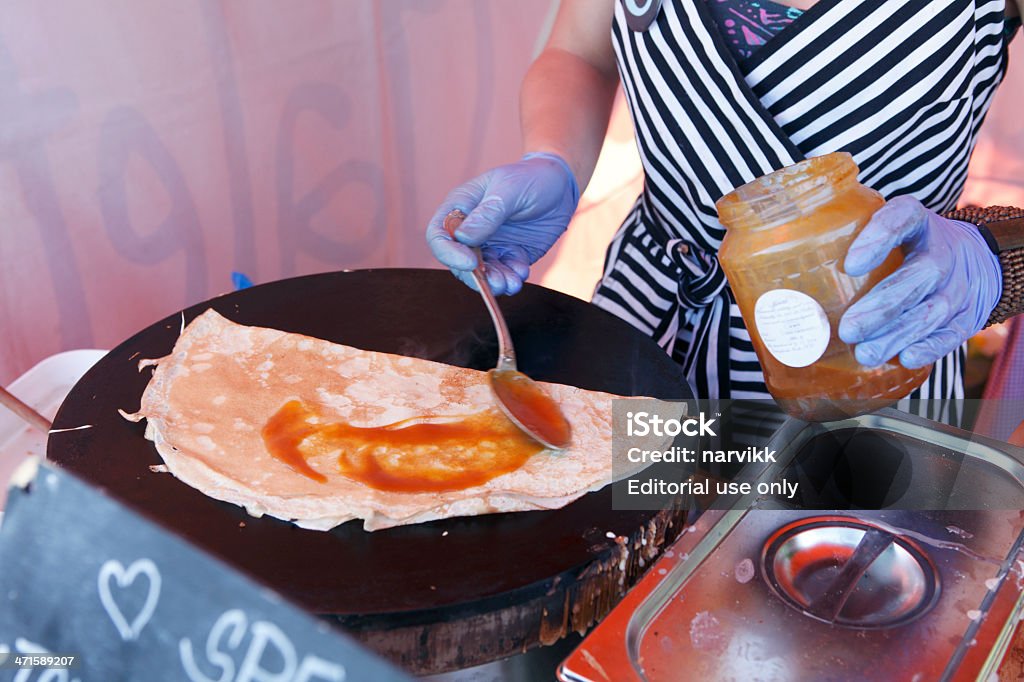 Mujer haciendo crepé crep - Foto de stock de Adulto libre de derechos