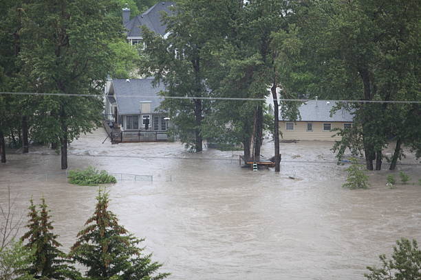 rio bow cheia - calgary bridge flood alberta imagens e fotografias de stock