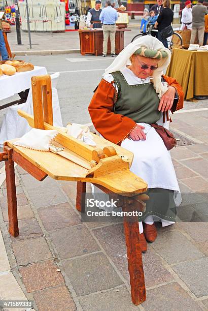 Signora Medievale - Fotografie stock e altre immagini di Adulto - Adulto, Affari, Ambientazione esterna