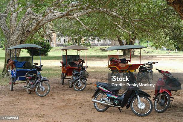 Tuktuk Fahrer Nickerchen Unter Bäumen Von Angkor Wat Stockfoto und mehr Bilder von Jinrikisha