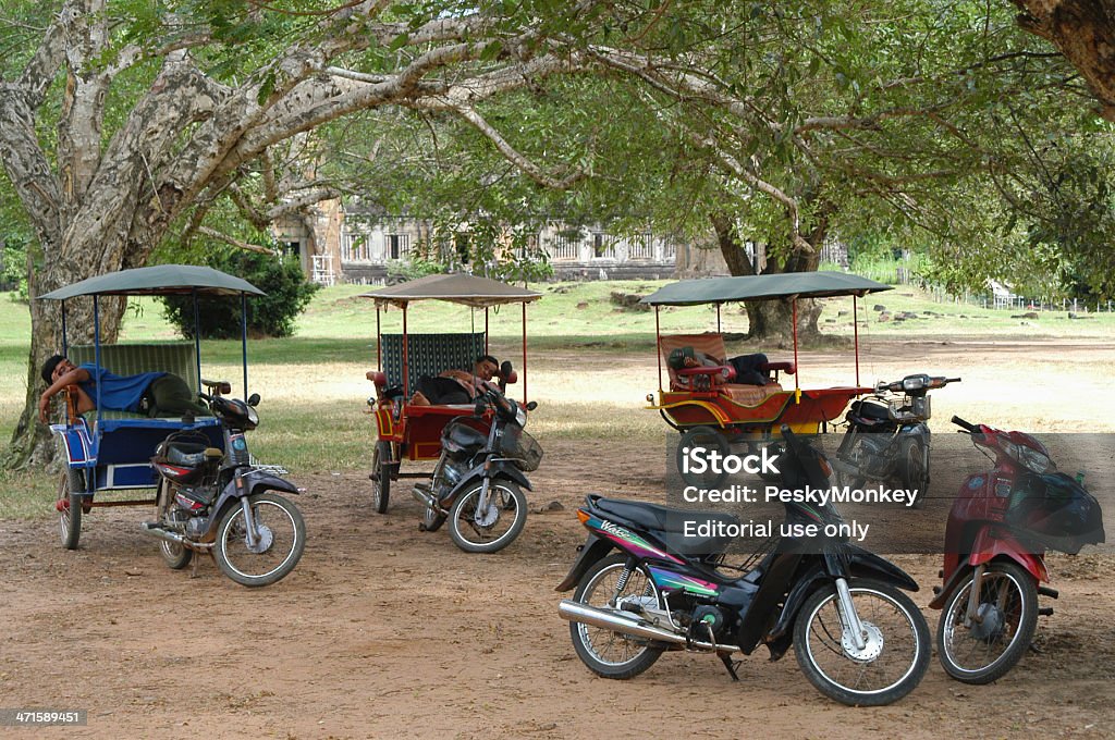 Tuktuk conducteurs sieste sous les arbres'Angkor Vat - Photo de Cambodge libre de droits