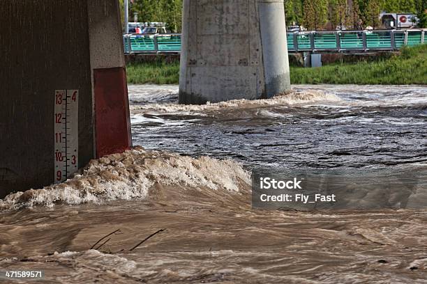 Hohe Wasser Am Bow River In Calgary Stockfoto und mehr Bilder von Calgary - Calgary, Überschwemmung, 2000-2009