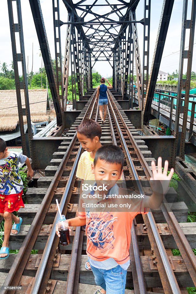 Thailändische Kinder auf Eisenbahnbrücke - Lizenzfrei Asien Stock-Foto