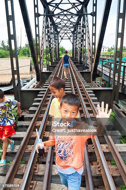 Foto de Thai Crianças Na Ponte Ferroviária e mais fotos de stock de Adolescente - Adolescente, Adulto, Bangkok