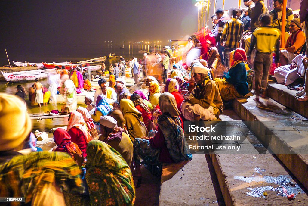 Persone da notte in lavaggio cerimonia religiosa - Foto stock royalty-free di Acqua