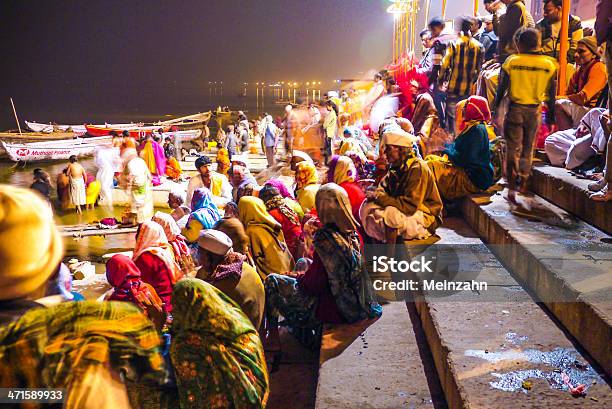 Человек Ночью В Религиозных Мыть Ceremony — стоковые фотографии и другие картинки Азия - Азия, Архитектура, Большая группа людей