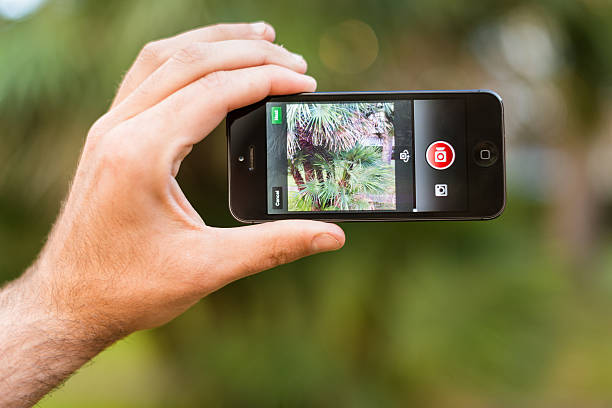 a gravação de vídeo com o instagram aplicativo para iphone 5 - iphone human hand iphone 5 blank - fotografias e filmes do acervo
