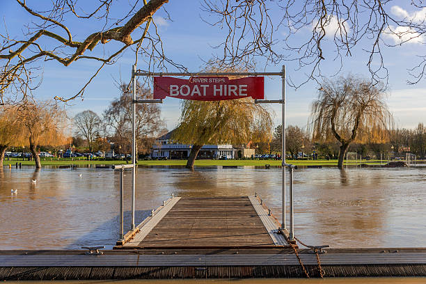 inondations - welford on avon photos et images de collection