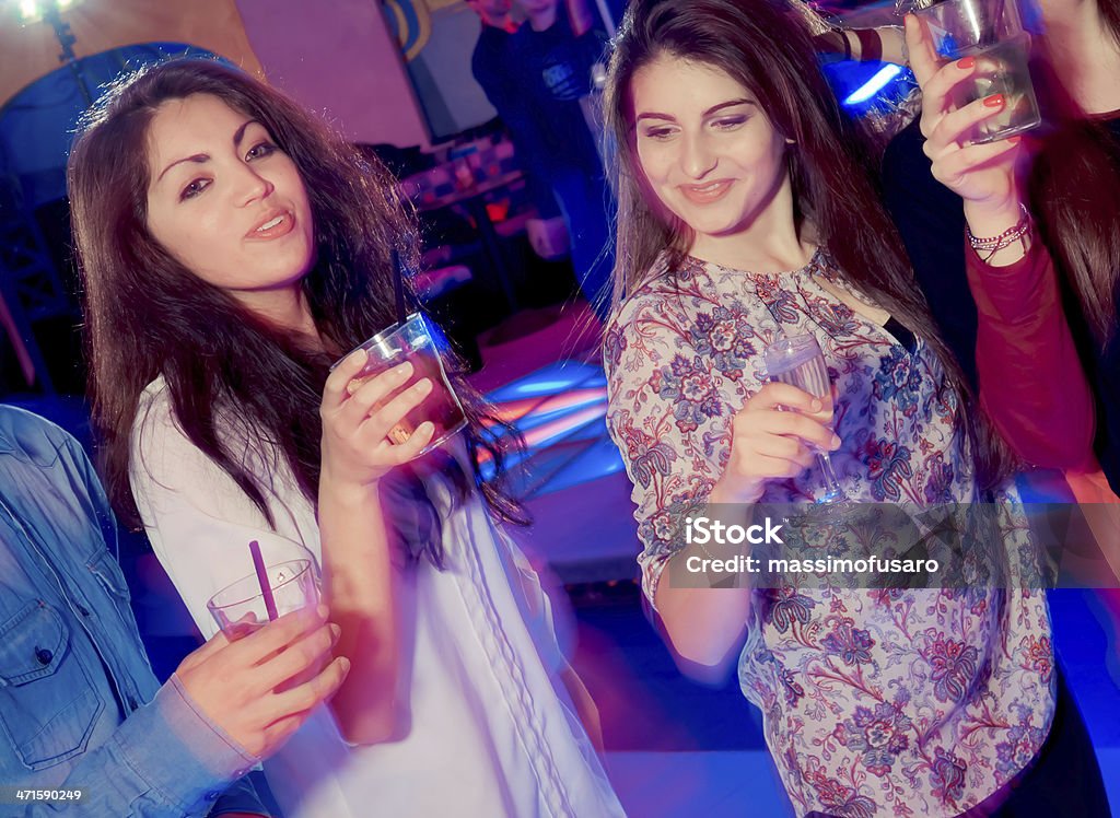 Jóvenes hermosas Chicas bailando en la fiesta - Foto de stock de 18-19 años libre de derechos