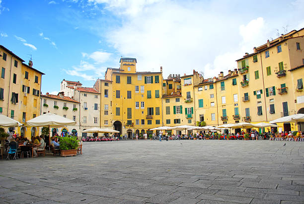 Campo dell'Anfiteatro em Lucca - fotografia de stock