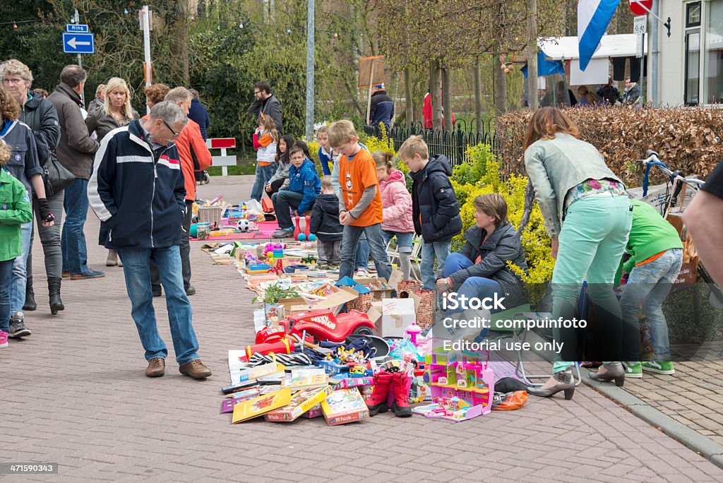 Menschen auf der Straße Markt einkaufen - Lizenzfrei Königstag - Niederlande Stock-Foto