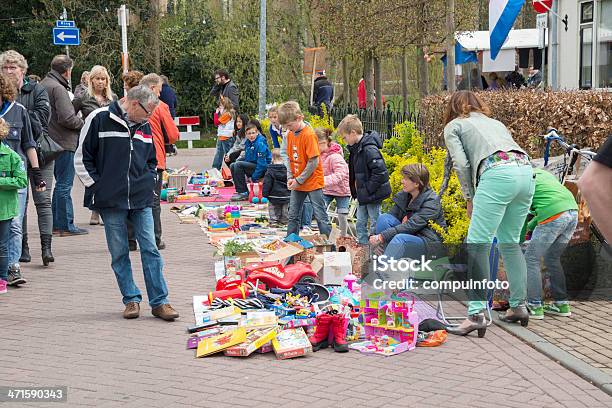 Foto de Pessoas Compras No Mercado De Rua e mais fotos de stock de Koningsdag - Holanda - Koningsdag - Holanda, Abril, Comemoração - Conceito