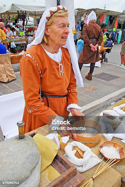 Lady パスタに - イタリアのストックフォトや画像を多数ご用意 - イタリア, カラフル, セール