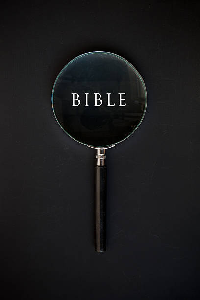 библии слово - magnification bible magnifying glass book стоковые фото и изображения