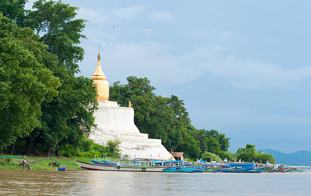 stupa de ouro de ub paya - myanmar bagan temple ayeyarwady river imagens e fotografias de stock