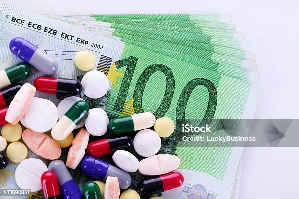 Pastillas Y Dinero Foto de stock y más banco de imágenes de Amarillo - Color - Amarillo - Color, Antibiótico, Asistencia sanitaria y medicina