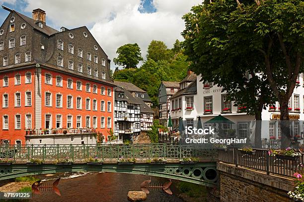 Ponte Em Casa Vermelha - Fotografias de stock e mais imagens de Monschau - Monschau, Aachen, Aldeia