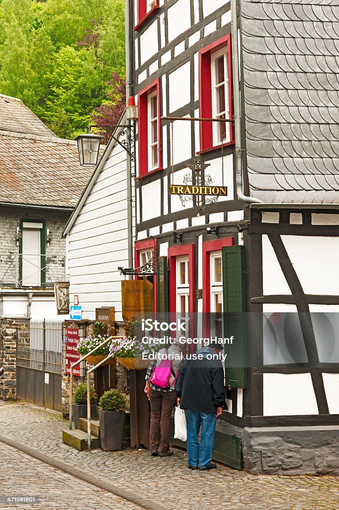 Piccola strada di Monschau - Foto stock royalty-free di Ambientazione esterna