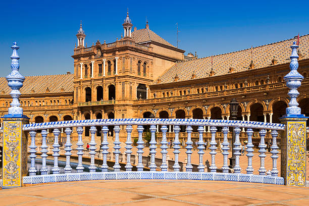 balaústre azul e branco de "place de l'espagne" - seville water spain place de lespagne - fotografias e filmes do acervo