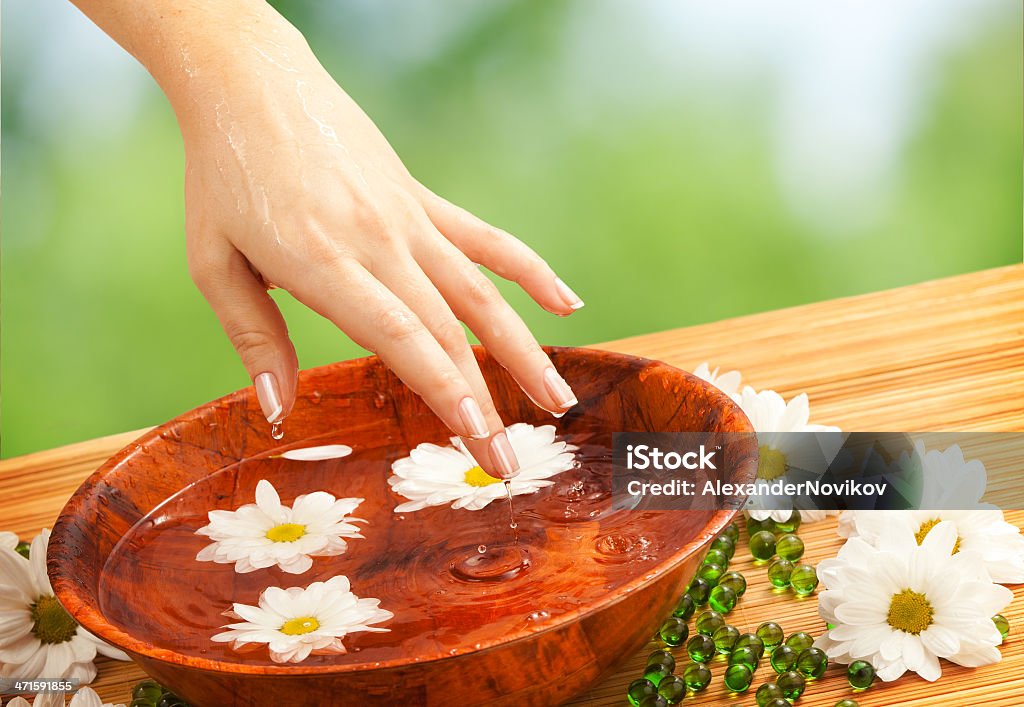 Feminino mão com gotas de água e um vaso em madeira - Foto de stock de Adulto royalty-free