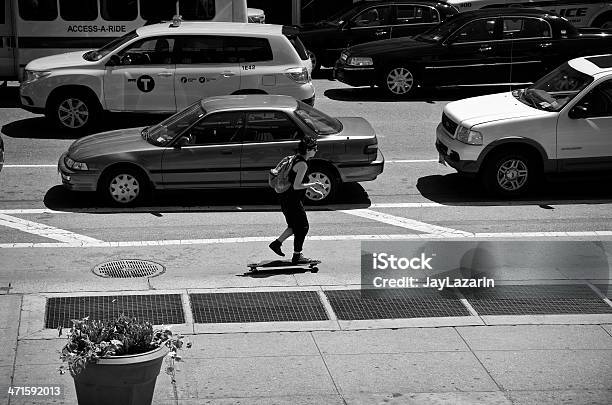 人間の電力女性にプッシュスクーターマンハッタンニューヨーク市 - キックスケーターのストックフォトや画像を多数ご用意 - キックスケーター, 自動車, 自転車レーン