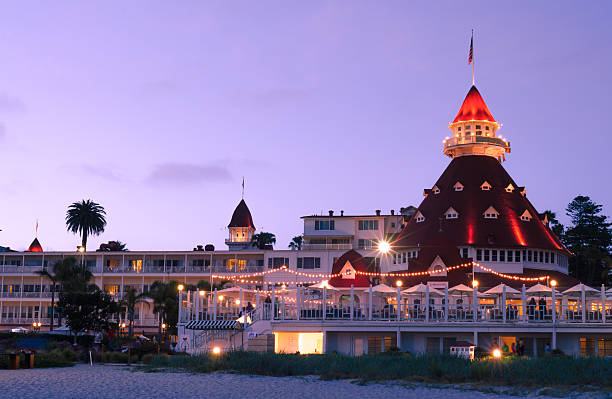 das hotel del coronado bei nacht - hotel del coronado stock-fotos und bilder